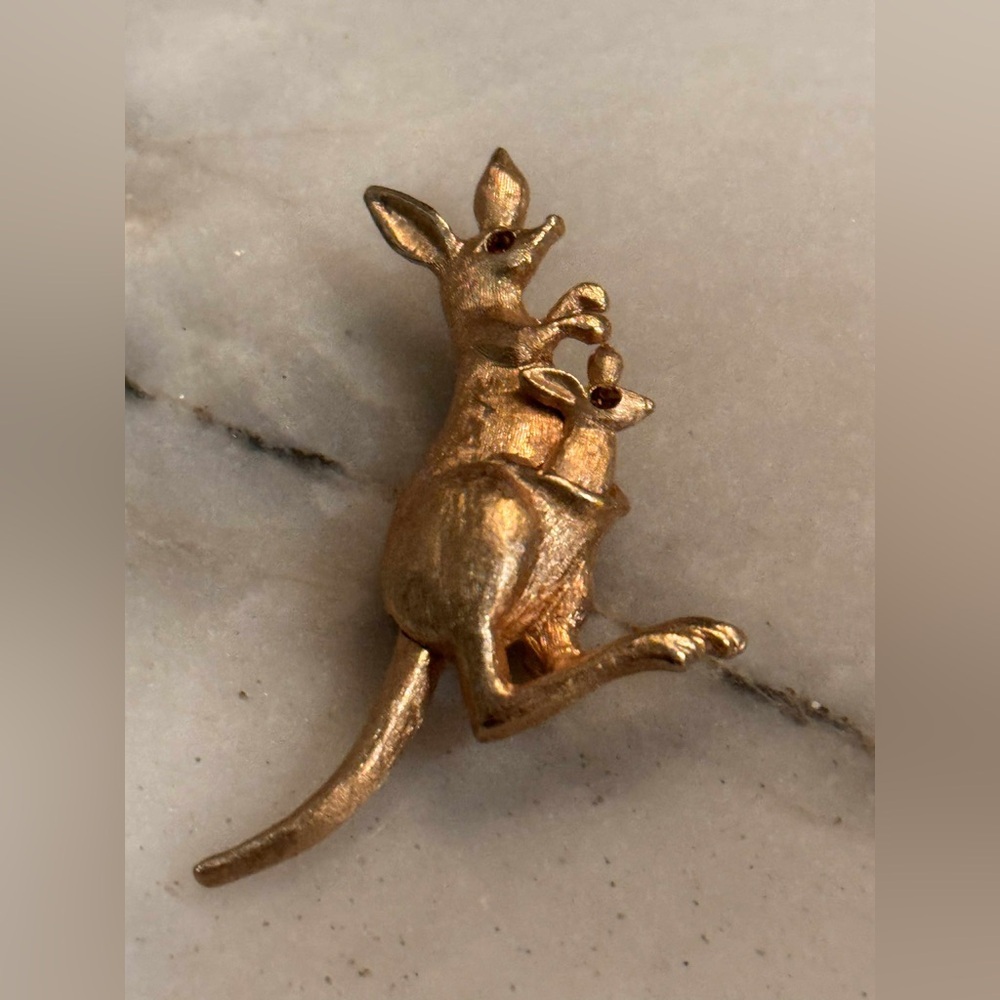 VINTAGE AVON Gold Kangaroo brooch